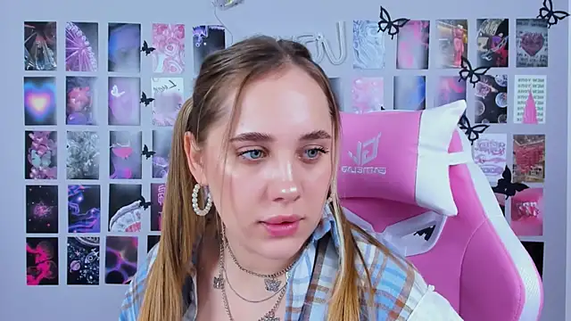 Snapshot of MiaMilas chatting on 02.20.25 MiaMilas online show from 02.20.25