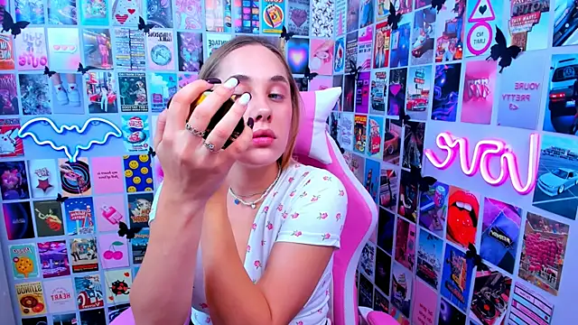 Snapshot of MiaMilas chatting on 09.30.25 MiaMilas online show from 09.30.25