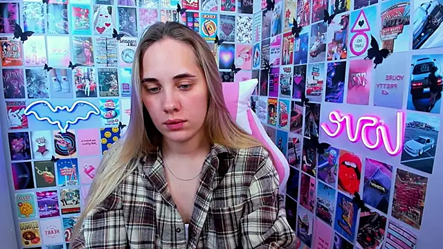 Snapshot of MiaMilas chatting on 10.03.25 MiaMilas online show from 10.03.25