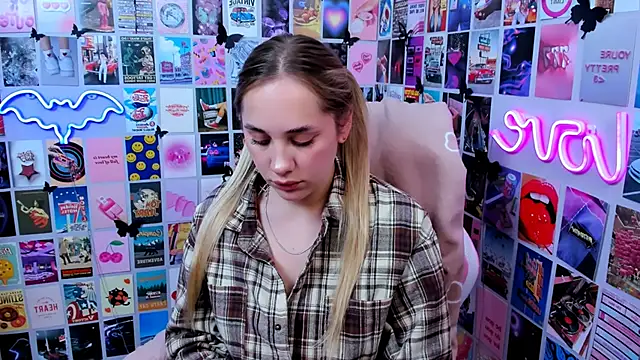 Snapshot of MiaMilas chatting on 10.07.25 MiaMilas online show from 10.07.25