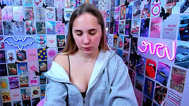 Snapshot of MiaMilas chatting on 10.08.25 MiaMilas online show from 10.08.25