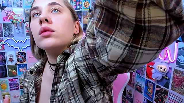 Snapshot of MiaMilas chatting on 10.20.25 MiaMilas online show from 10.20.25