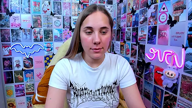 Snapshot of MiaMilas chatting on 10.22.25 MiaMilas online show from 10.22.25