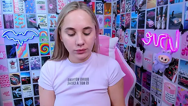 Snapshot of MiaMilas chatting on 12.17.25 MiaMilas online show from 12.17.25