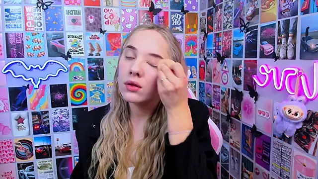 Snapshot of MiaMilas chatting on 12.18.25 MiaMilas online show from 12.18.25