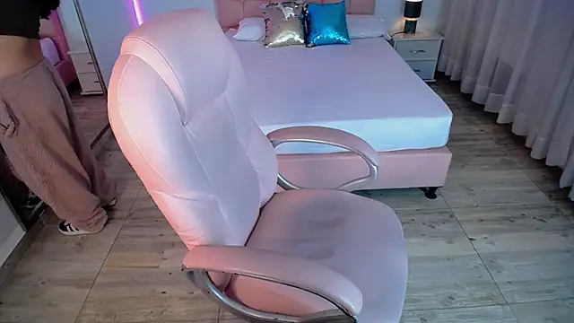 Snapshot of pettit_courtny chatting on 01.05.25 pettit courtny online show from 01.05.25