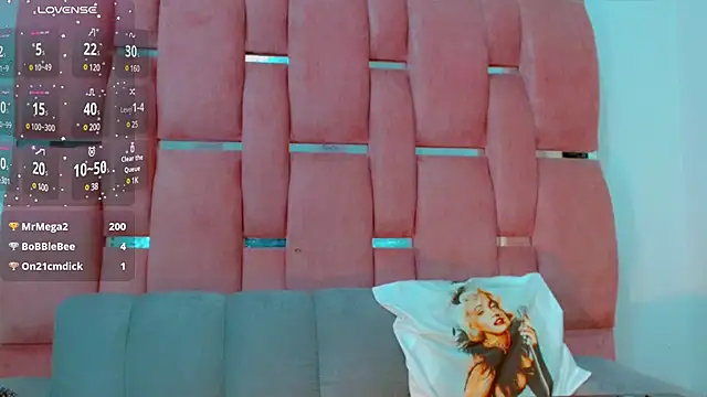 Snapshot of bimbocurvysex chatting on 12.24.24 bimbocurvysex online show from 12.24.24