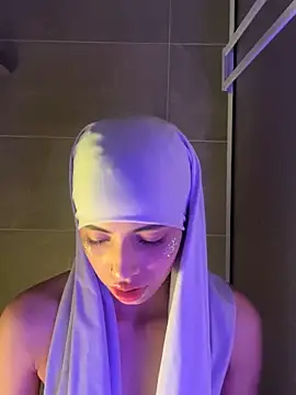 Snapshot of jhalila chatting on 09.28.25 jhalila online show from 09.28.25