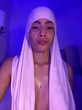 Snapshot of jhalila chatting on 12.21.25 jhalila online show from 12.21.25