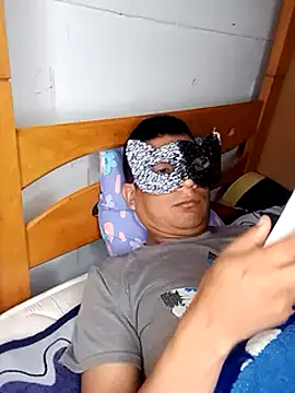 Snapshot of PequeArely chatting on 12.04.24 PequeArely online show from 12.04.24