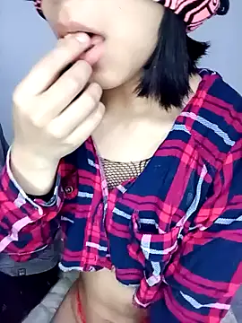 Snapshot of PequeArely chatting on 01.12.25 PequeArely online show from 01.12.25