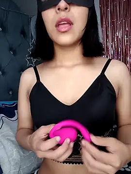 Snapshot of PequeArely chatting on 02.16.25 PequeArely online show from 02.16.25