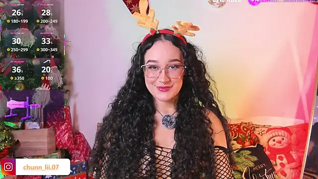 Snapshot of chunn_liioo chatting on 12.21.25 chunn liioo online show from 12.21.25