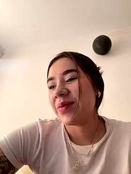 Im Valen Cute online show from 11.10.25