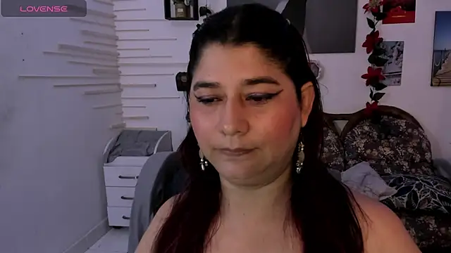 Snapshot of alinabozz1 chatting on 12.23.24 alinabozz1 online show from 12.23.24