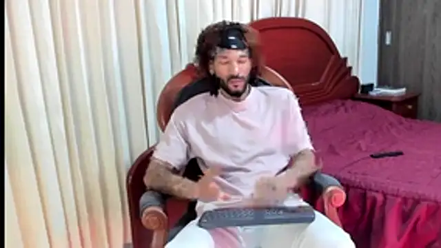 Snapshot of KarlMarley1 chatting on 12.23.25 KarlMarley1 online show from 12.23.25