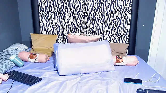 Snapshot of KinkyTall85 chatting on 02.25.25 KinkyTall85 online show from 02.25.25