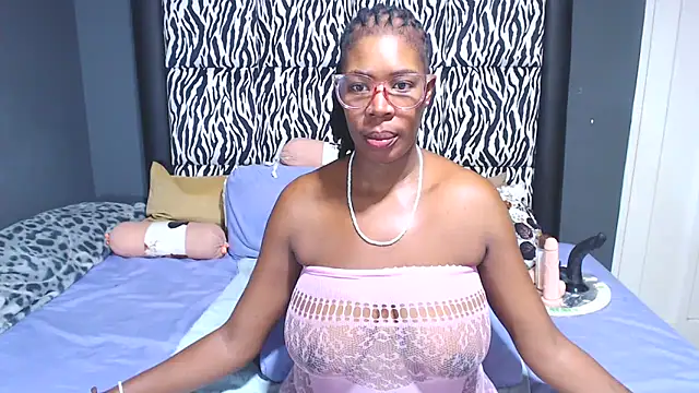 Snapshot of KinkyTall85 chatting on 03.07.25 KinkyTall85 online show from 03.07.25