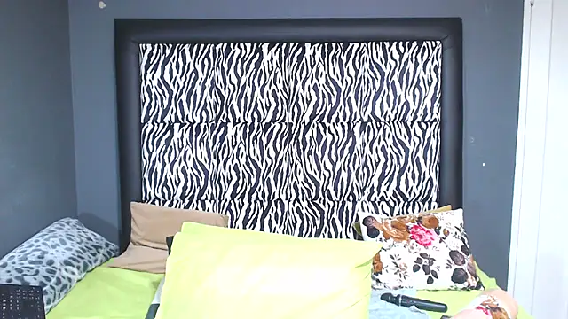 Snapshot of KinkyTall85 chatting on 03.19.25 KinkyTall85 online show from 03.19.25