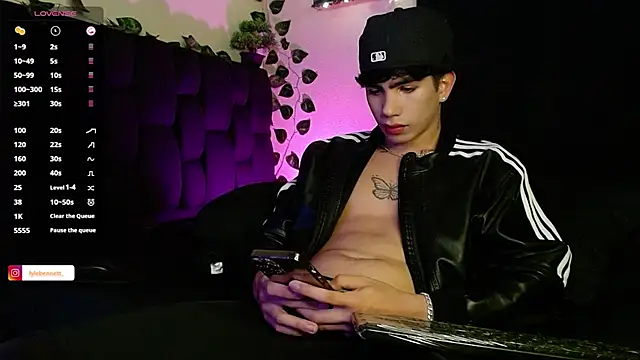 LyleBennett  online show from 02.03.25