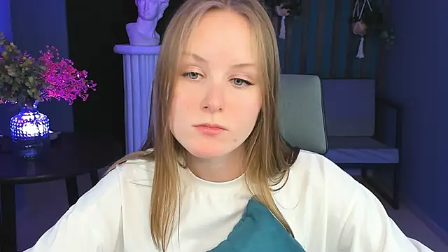 Snapshot of VivienLeeigh chatting on 12.18.24 VivienLeeigh online show from 12.18.24