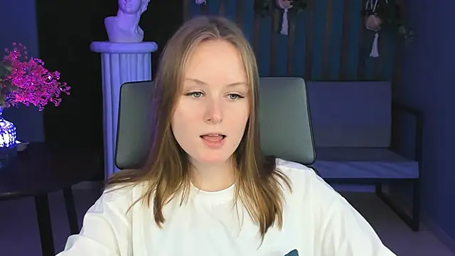 Snapshot of VivienLeeigh chatting on 12.18.24 VivienLeeigh online show from 12.18.24