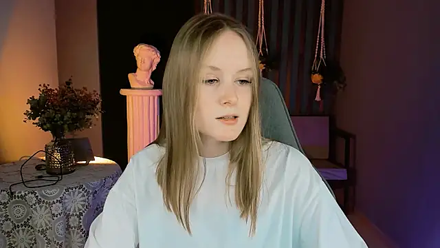 Snapshot of VivienLeeigh chatting on 12.25.24 VivienLeeigh online show from 12.25.24