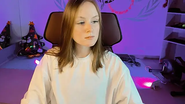 Snapshot of VivienLeeigh chatting on 12.26.24 VivienLeeigh online show from 12.26.24