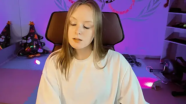 Snapshot of VivienLeeigh chatting on 12.26.24 VivienLeeigh online show from 12.26.24