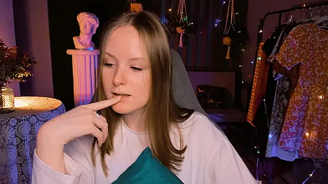 Snapshot of VivienLeeigh chatting on 12.28.24 VivienLeeigh online show from 12.28.24