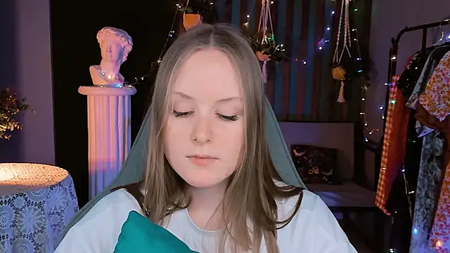 Snapshot of VivienLeeigh chatting on 12.28.24 VivienLeeigh online show from 12.28.24