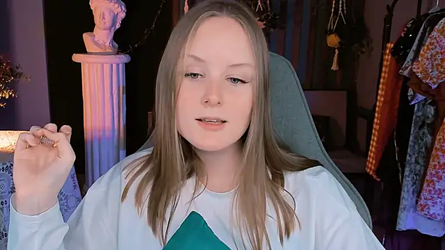 Snapshot of VivienLeeigh chatting on 12.28.24 VivienLeeigh online show from 12.28.24