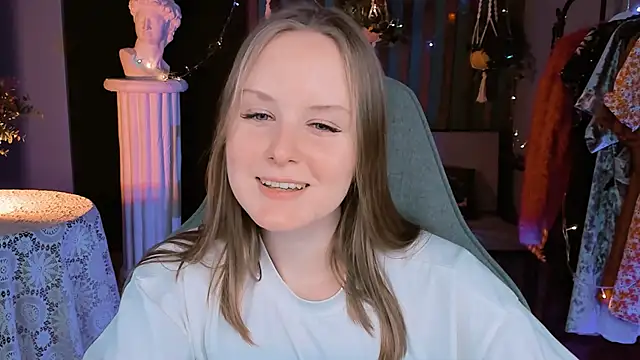 Snapshot of VivienLeeigh chatting on 12.28.24 VivienLeeigh online show from 12.28.24