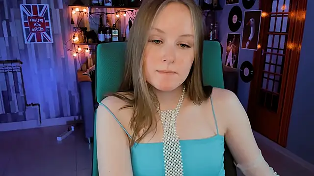 Snapshot of VivienLeeigh chatting on 12.30.24 VivienLeeigh online show from 12.30.24