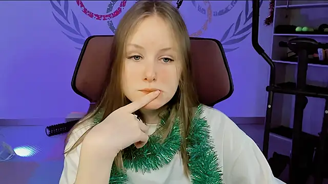 Snapshot of VivienLeeigh chatting on 12.31.24 VivienLeeigh online show from 12.31.24