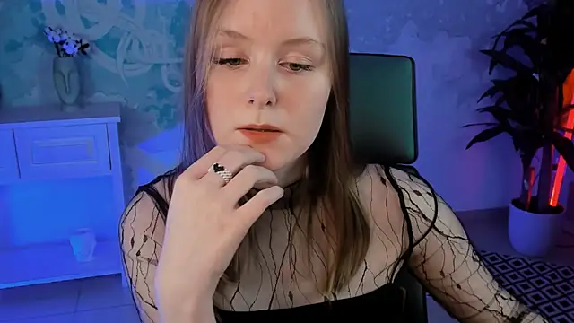 Snapshot of VivienLeeigh chatting on 02.11.25 VivienLeeigh online show from 02.11.25