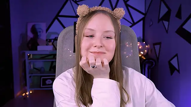 Snapshot of VivienLeeigh chatting on 02.13.25 VivienLeeigh online show from 02.13.25