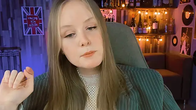 Snapshot of VivienLeeigh chatting on 02.20.25 VivienLeeigh online show from 02.20.25