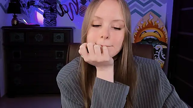 Snapshot of VivienLeeigh chatting on 02.23.25 VivienLeeigh online show from 02.23.25