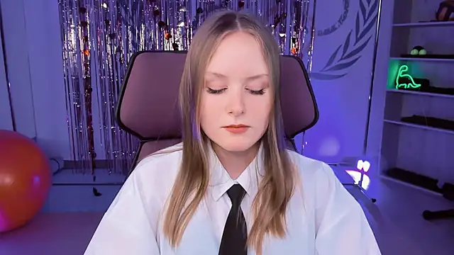 Snapshot of VivienLeeigh chatting on 03.09.25 VivienLeeigh online show from 03.09.25