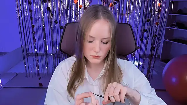 Snapshot of VivienLeeigh chatting on 03.17.25 VivienLeeigh online show from 03.17.25