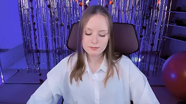 Snapshot of VivienLeeigh chatting on 03.17.25 VivienLeeigh online show from 03.17.25