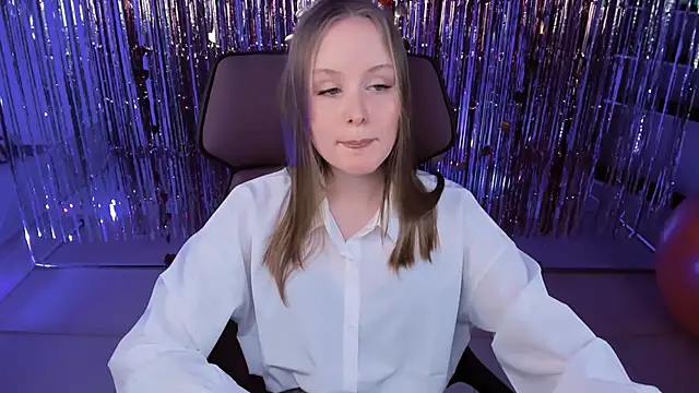 Snapshot of VivienLeeigh chatting on 03.17.25 VivienLeeigh online show from 03.17.25