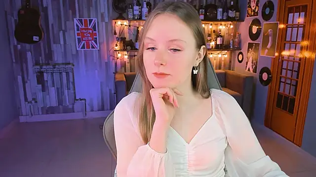 Snapshot of VivienLeeigh chatting on 03.18.25 VivienLeeigh online show from 03.18.25