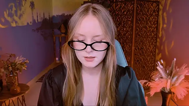 Snapshot of VivienLeeigh chatting on 09.24.25 VivienLeeigh online show from 09.24.25