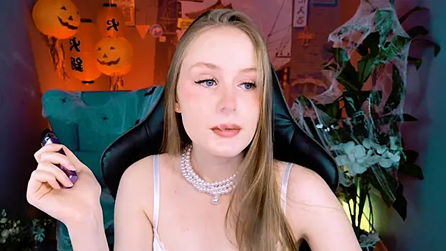 Snapshot of VivienLeeigh chatting on 10.19.25 VivienLeeigh online show from 10.19.25