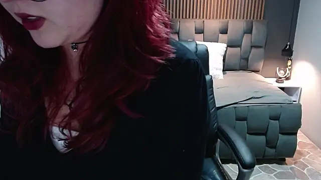 Snapshot of crimson_tati_ chatting on 12.11.24 crimson tati online show from 12.11.24