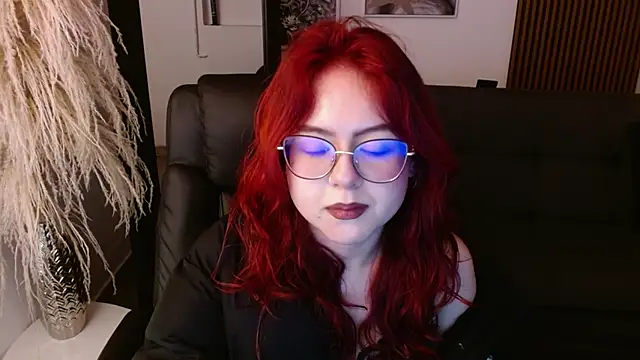Snapshot of crimson_tati_ chatting on 12.19.24 crimson tati online show from 12.19.24