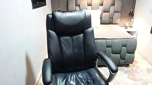 Snapshot of crimson_tati_ chatting on 12.27.24 crimson tati online show from 12.27.24