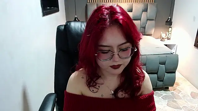 Snapshot of crimson_tati_ chatting on 12.31.24 crimson tati online show from 12.31.24